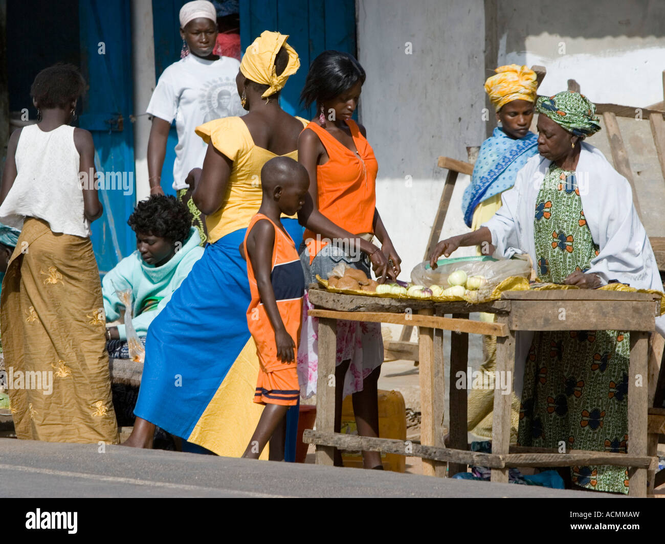 Les femmes dans des vêtements colorés traditionnels de la rue du marché en plein air de Sanyang La Gambie Banque D'Images