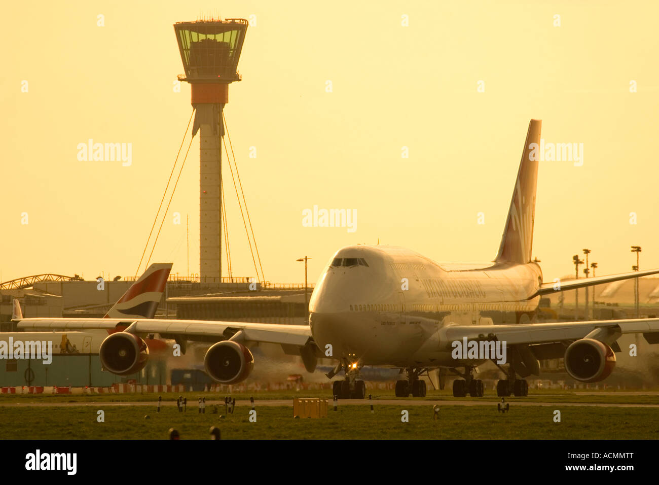 Avion de ligne et de nouvelles tour de contrôle de la circulation aérienne à l'aéroport Heathrow de Londres Angleterre Royaume-uni Banque D'Images