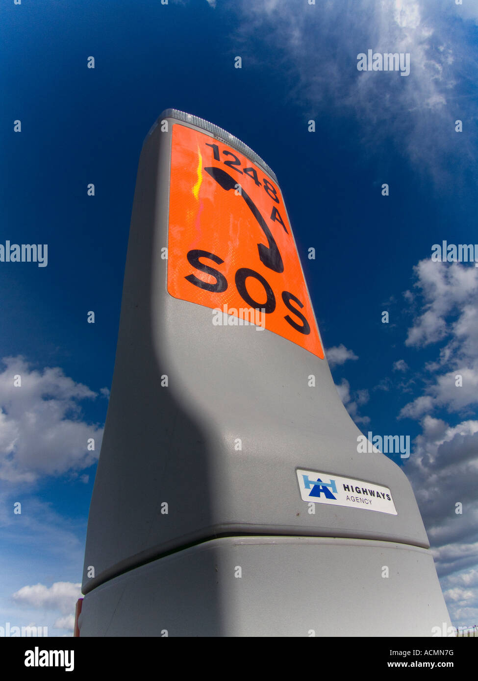 Un SOS Appel d'urgence fort sur le côté d'une route importante. Banque D'Images