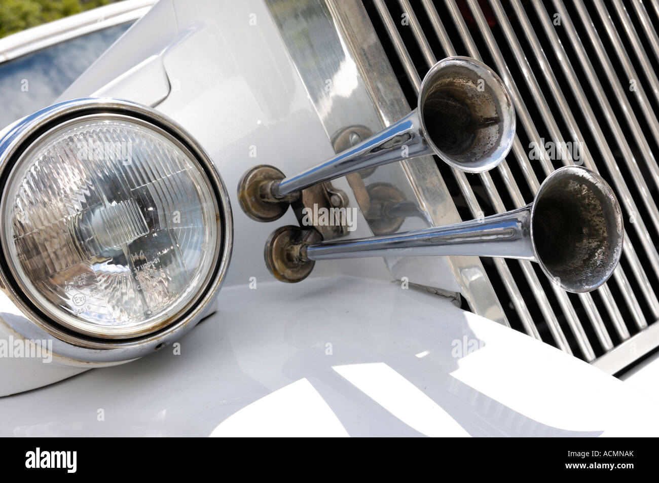 Limousine Excalibur blanc gros plan d'une corne Banque D'Images