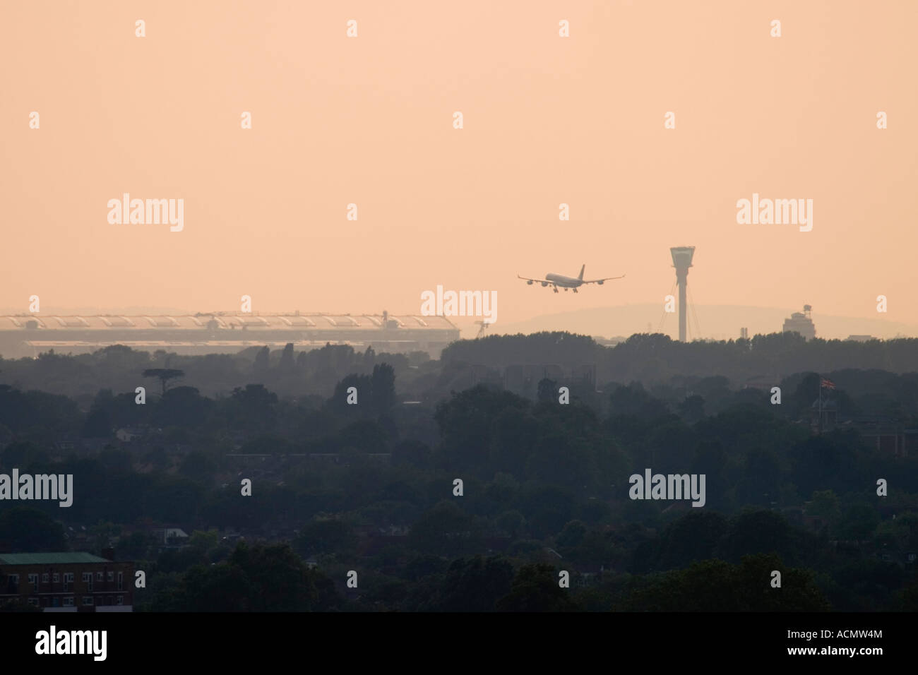 Avion Commercial venant d'atterrir à l'aéroport Heathrow de Londres en vue de Richmond Park Banque D'Images