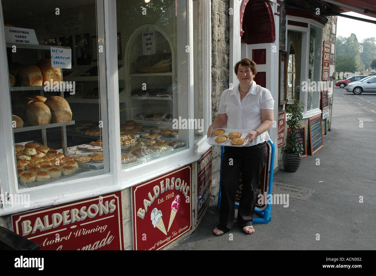 Mme Gwyneth Balderson montre ses tartes devant sa boulangerie Thornton Le Dale Yorkshire Angleterre Banque D'Images