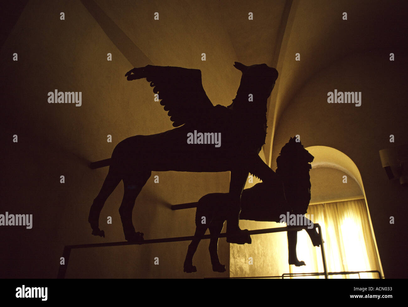 Bronze sculptures de lion et bête vol symboles de Perugia Palazzo dei Priori Perugia Ombrie Italie Banque D'Images