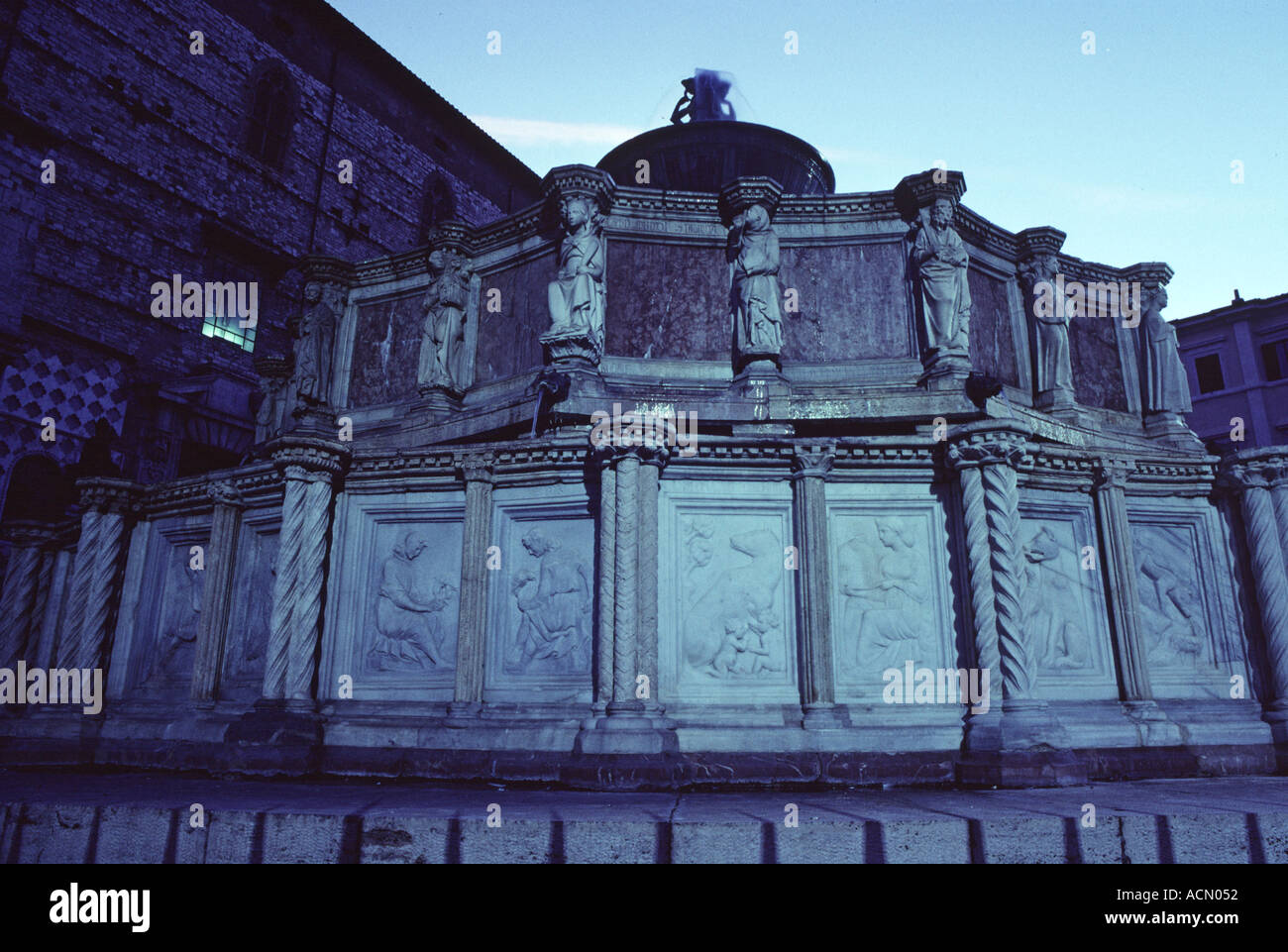 La Fontana Maggiore la nuit la Piazza IV Novembre Perugia Italie Banque D'Images