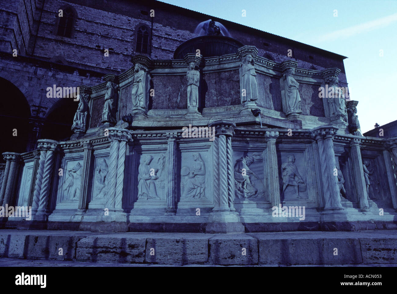 La Fontana Maggiore la nuit la Piazza IV Novembre Perugia Italie Banque D'Images