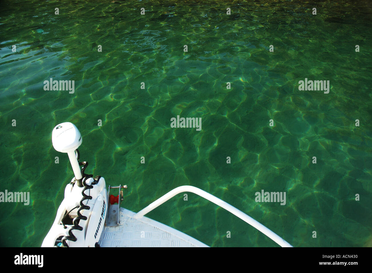 Proue de bateau en aluminium avec moteur électrique monté en mode  silencieux dsc 1526 Pêche Photo Stock - Alamy