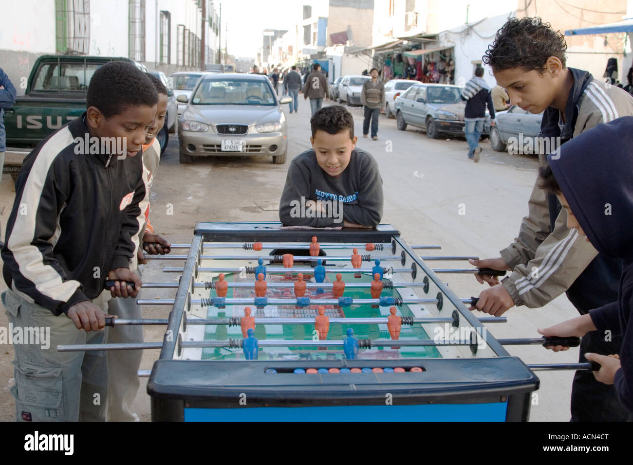 Tripoli (Libye). Garçons jouant Fussball, Médina de Tripoli Banque D'Images