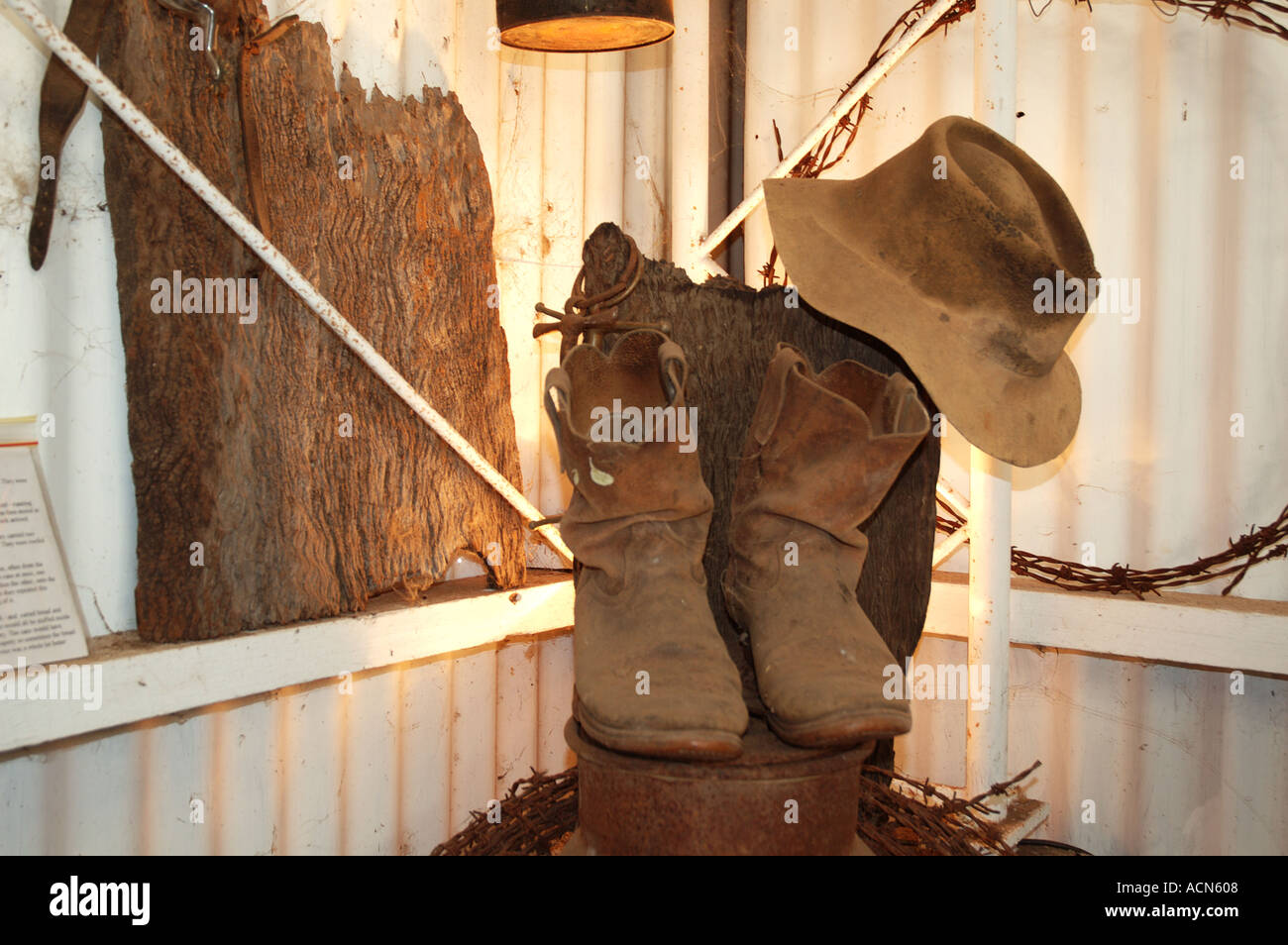 Vieux chapeau akubra et R M Williams outback Australie 2363 bottes dsc  Photo Stock - Alamy