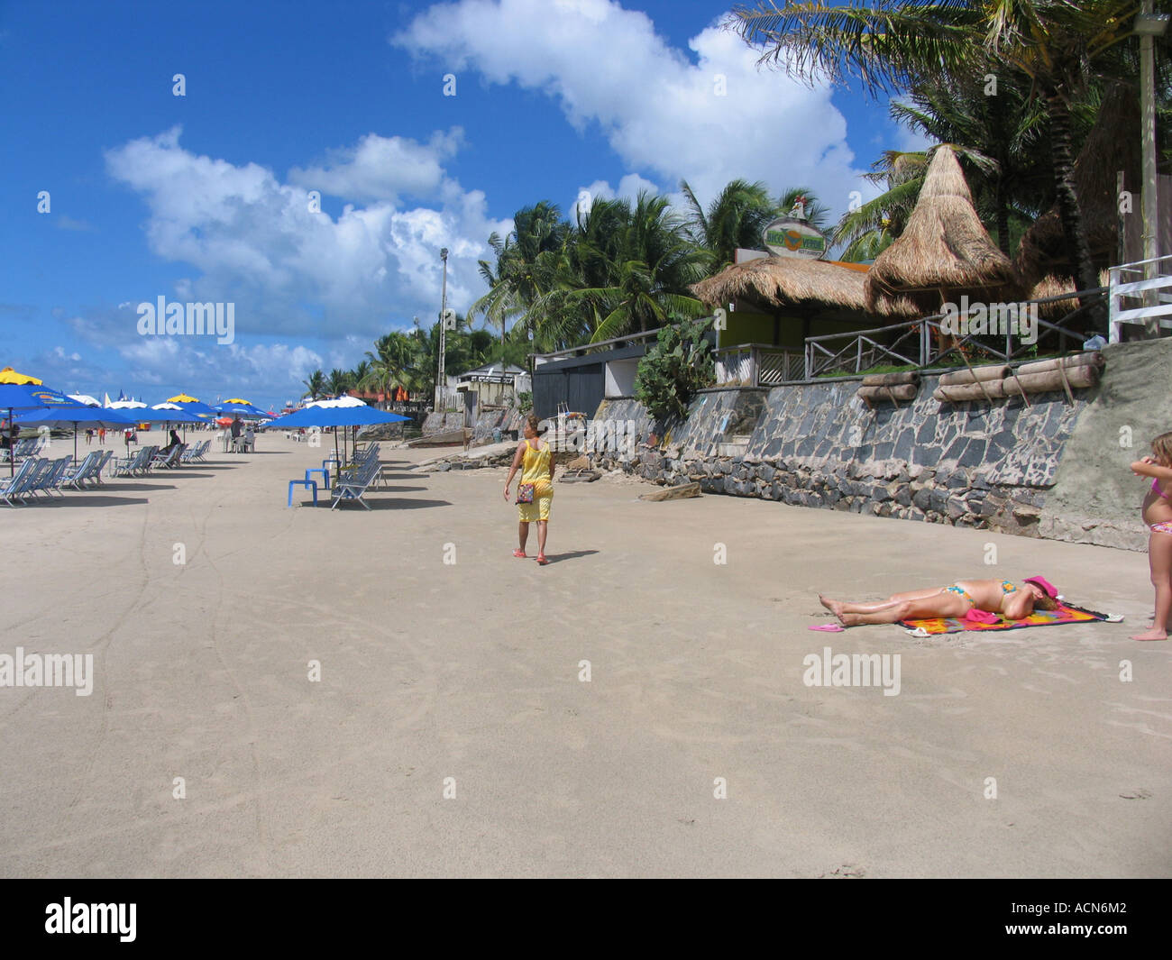 Les femmes et les bateaux sur la plage de Porto de Galinhas-BR Banque D'Images