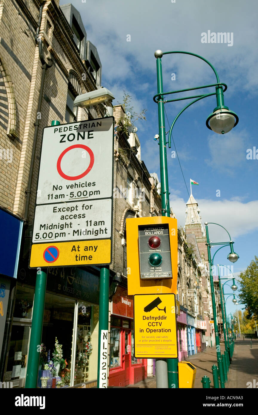Les panneaux pour bornes zone piétonne et de la vidéosurveillance dans la rue centre commercial Newport Gwent South Wales UK Banque D'Images