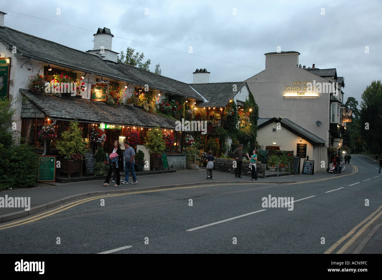 Le vieux John Peel Inn et Sutherland s Restaurant Bowness On Windermere Cumbria Lake District Angleterre Banque D'Images