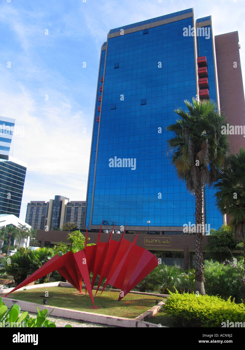 Plusieurs bâtiments avec des dinosaures comme gigantesque sculpture à Brasilia, Brésil Banque D'Images