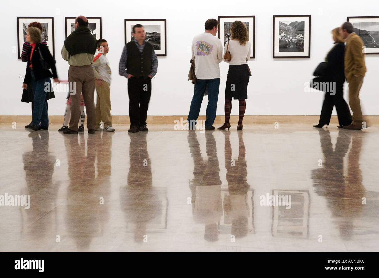Les personnes qui visitent une exposition de photos, Séville, Espagne Banque D'Images