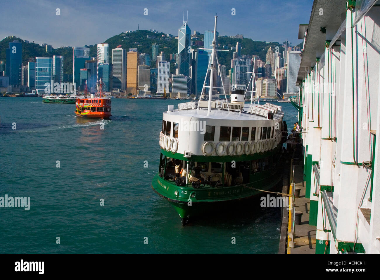 Star Ferry Pier et Hong Kong Skyline Banque D'Images