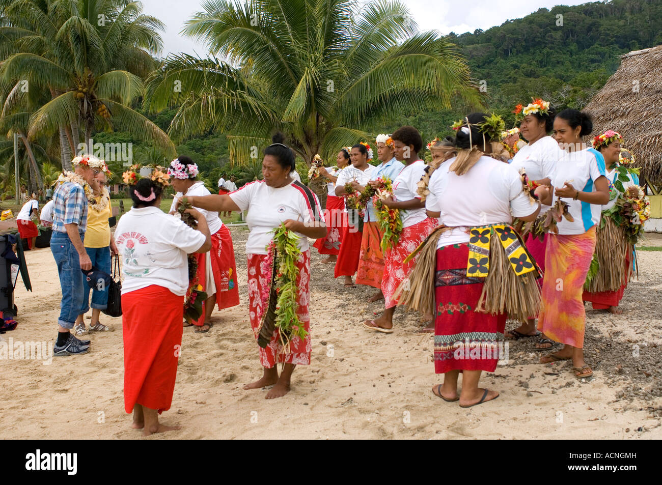 Autochtones en passant leis, île de Kioa Fidji Pacifique Sud Micronésie. Banque D'Images