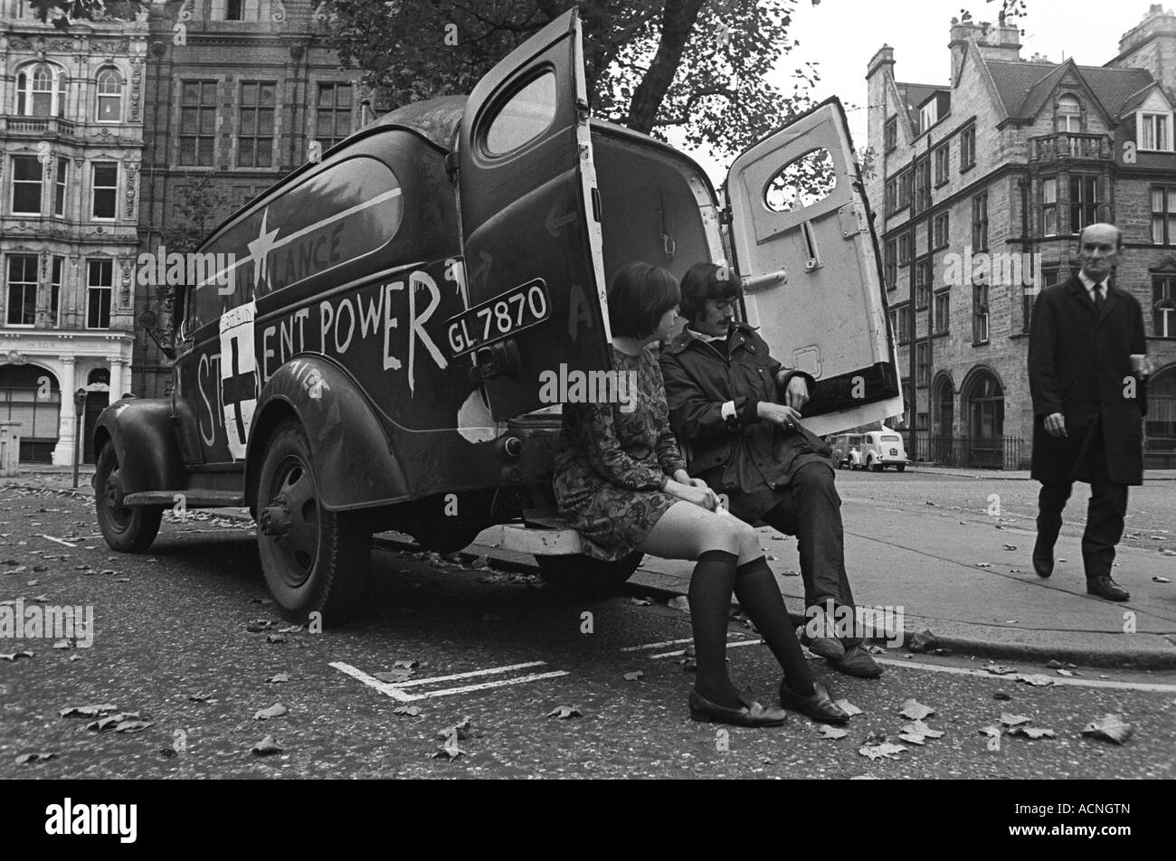 Grosvenor Square Silent Power démonstrateurs anti guerre du Vietnam démonstration à l'extérieur Ambassade américaine Londres 1968 années 1960 Royaume-Uni HOMER SYKES Banque D'Images