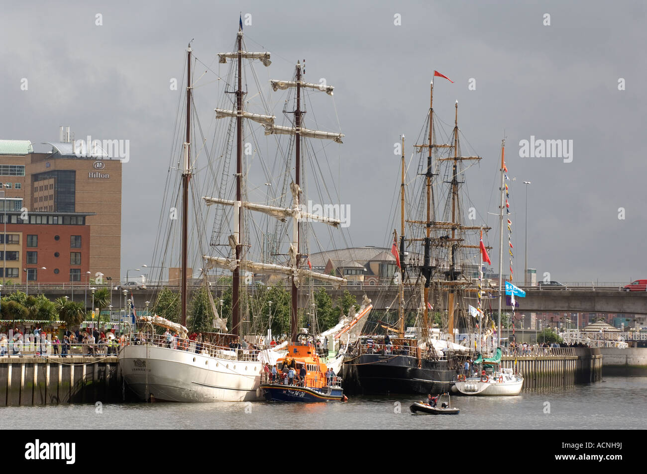 Tall Ships visiter Belfast Banque D'Images