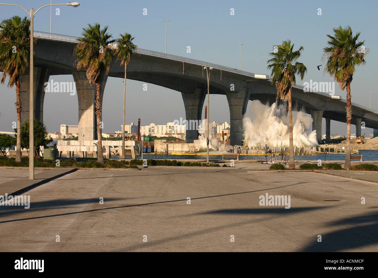 Explosion de démolition du pont-jetée Memorial à Clearwater en Floride USA Banque D'Images