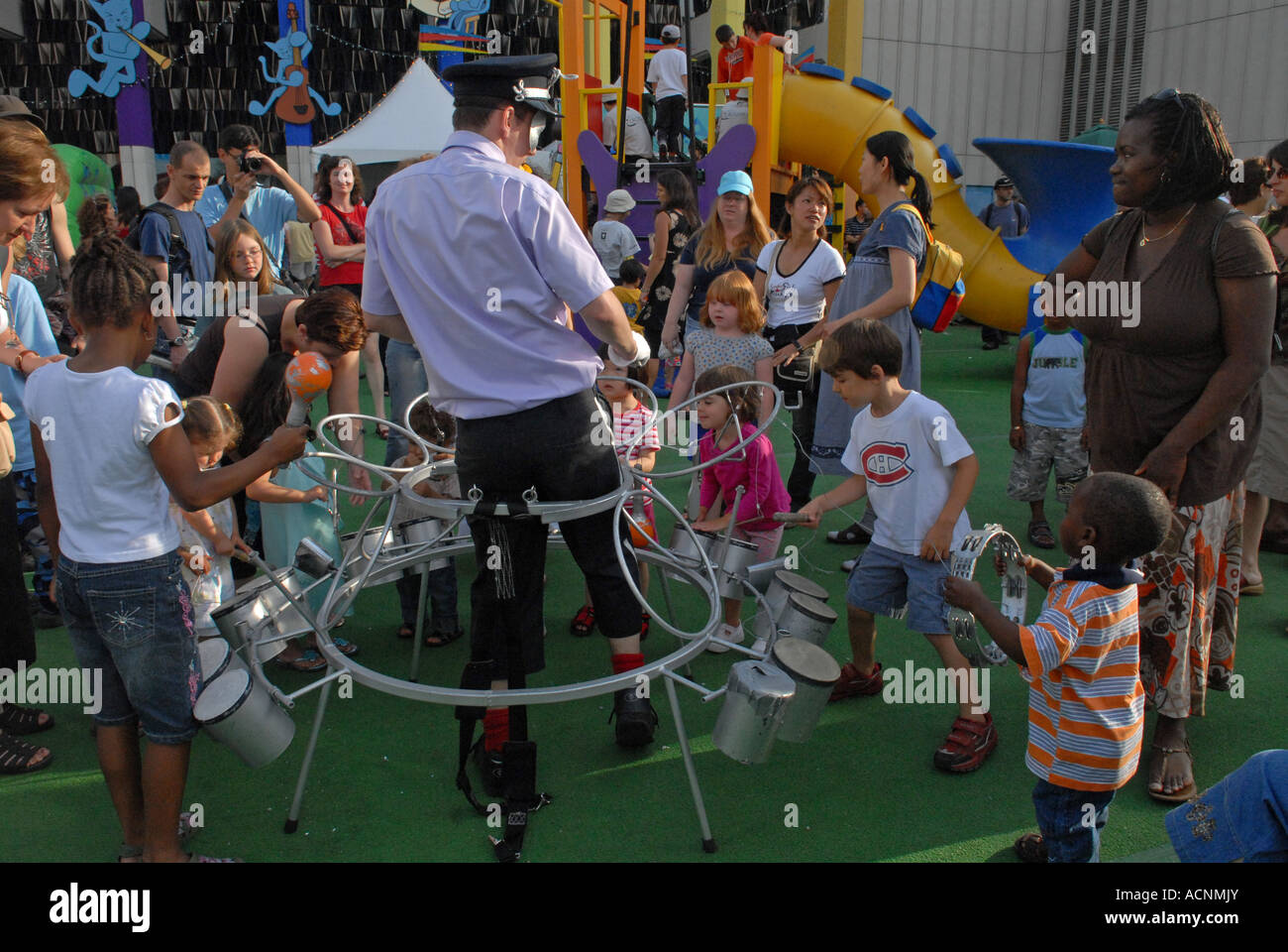 Les enfants s'amuser au festival International de Jazz de Montréal Banque D'Images