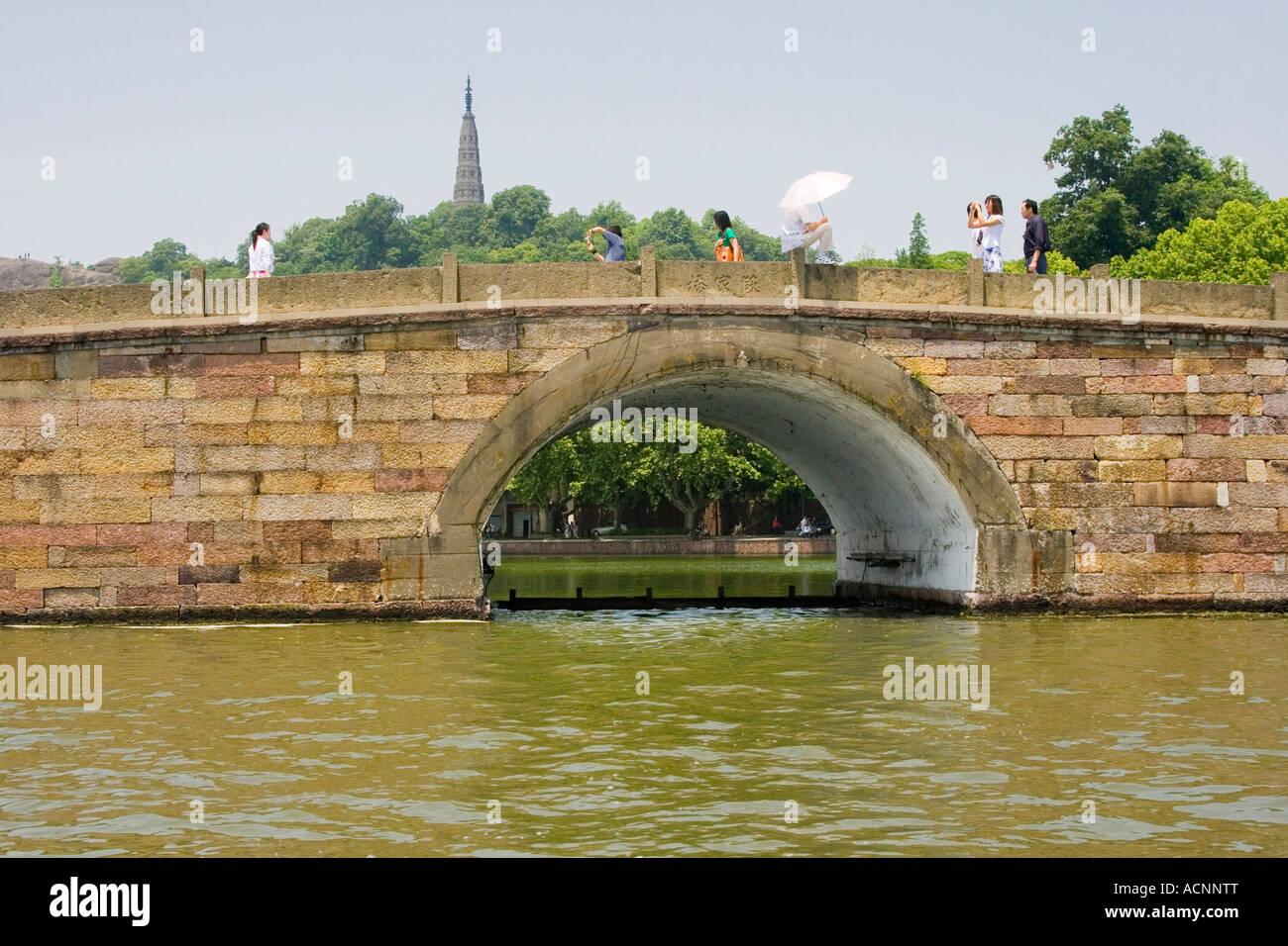 Vieux Pont de pierre sur Bai Di Causeway et Baoshu Pagoda at Xi Hu Lake Hangzhou Chine Banque D'Images