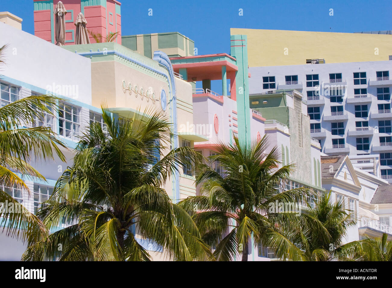 Rangée d'hôtels en pastel l'architecture art déco style sur Ocean Drive dans le quartier Art déco de South Beach Miami Floride Banque D'Images