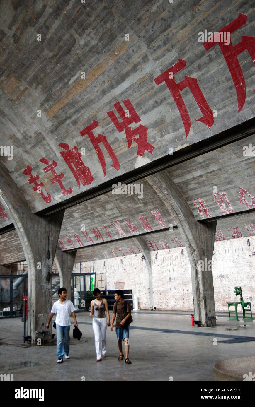 L'intérieur de la gallerie d'art dans l'ancien bâtiment de l'usine de 798 Art District de Chaoyang de Pékin 2007 en Banque D'Images