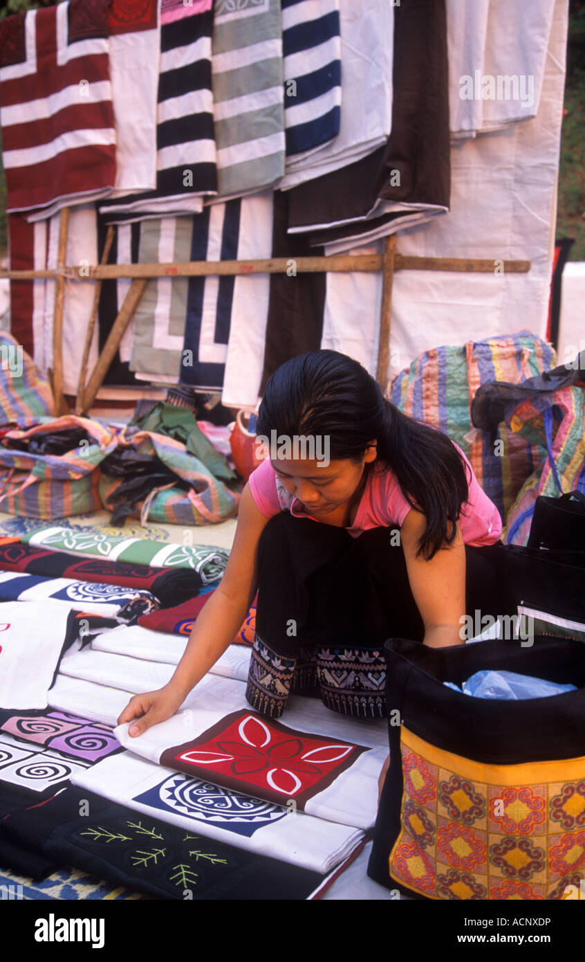 Cale de textiles au marché de nuit à Luang Prabang, Laos. Banque D'Images