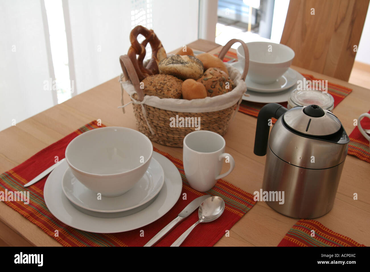 Petit-déjeuner brunch dimanche matin couverts de table week-end - Gedeckter Frühstückstisch Banque D'Images