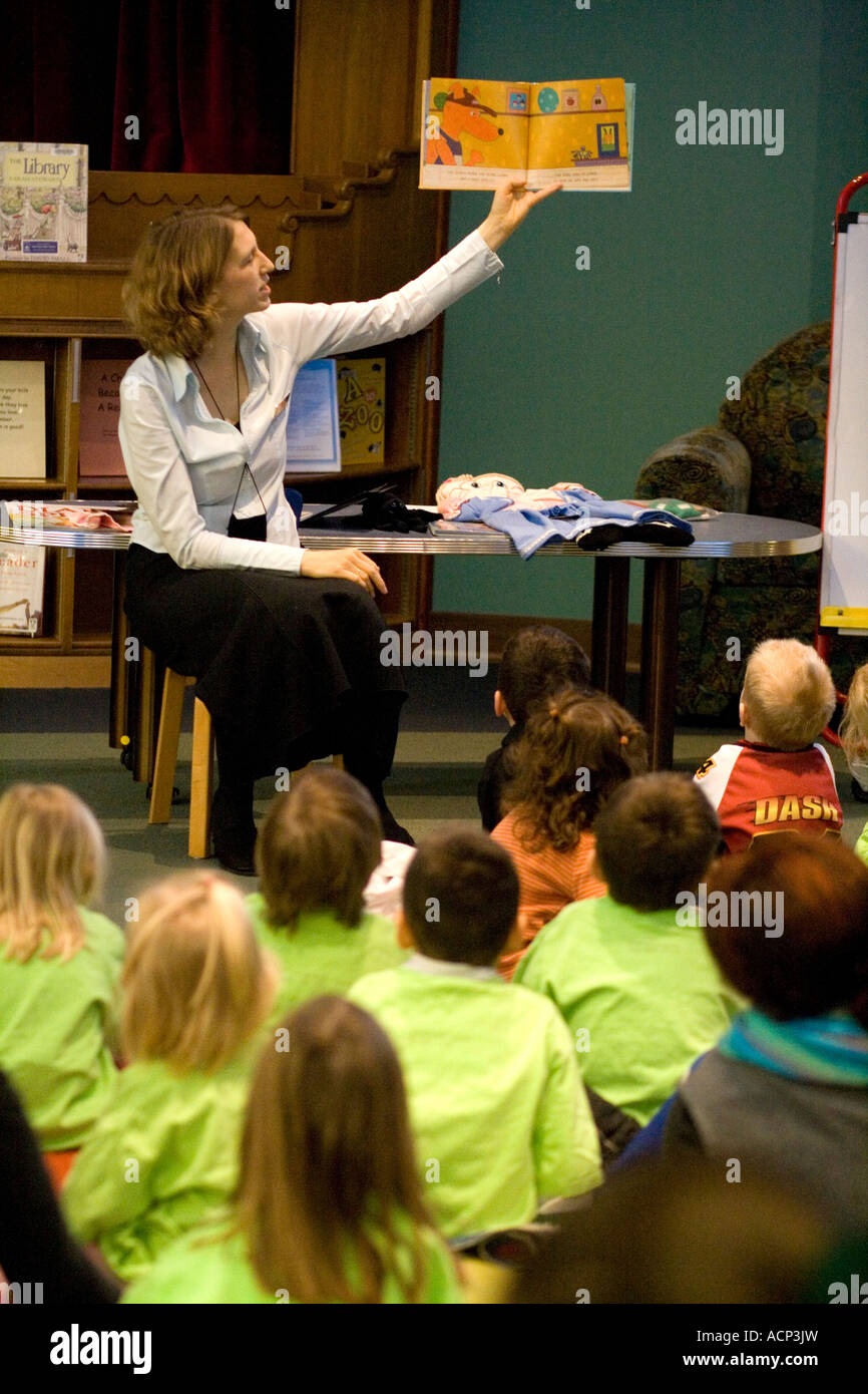 Lecture histoire pour visiter la bibliothèque de l'âge des enfants 4. James J. Hill Bibliothèque de référence t 'Paul' Minnesota USA Banque D'Images