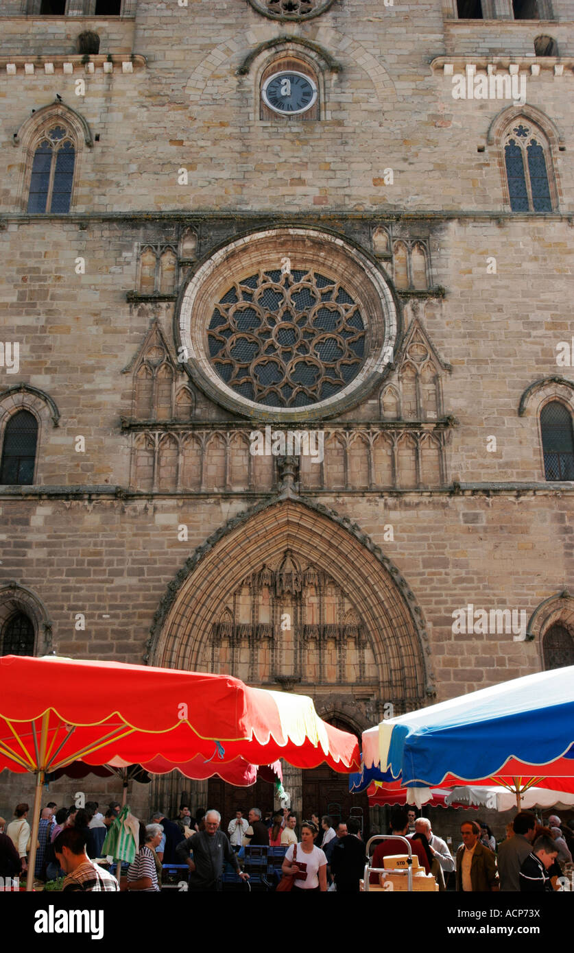 Marché français dans la ville de Cahors dans le Lot, sud ouest France dans le square à côté de la Cathédrale Saint-Étienne Banque D'Images