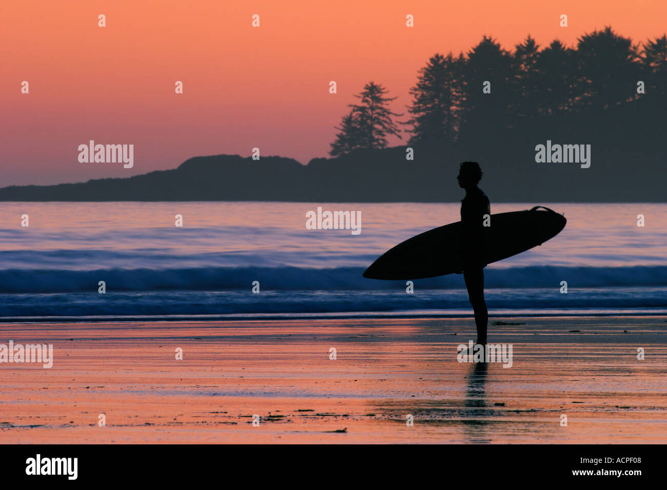 La silhouette du surfeur au coucher du soleil à Long Beach Banque D'Images