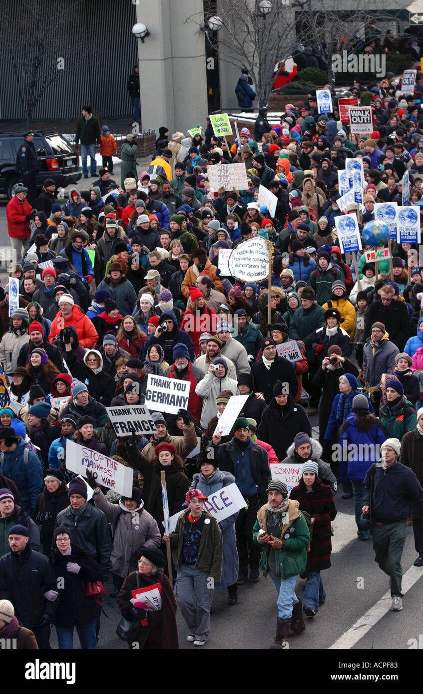 Manifestants et policiers et marche de protestation des foules protestant United States et guerre en Irak dans la ville de New York de protestation massive Banque D'Images