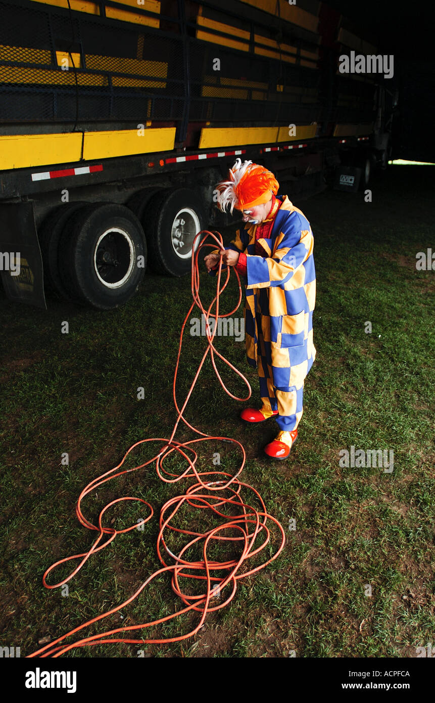 Un clown de cirque contribue à la mise en place du chapiteau tente à un cirque itinérant. CT USA Banque D'Images