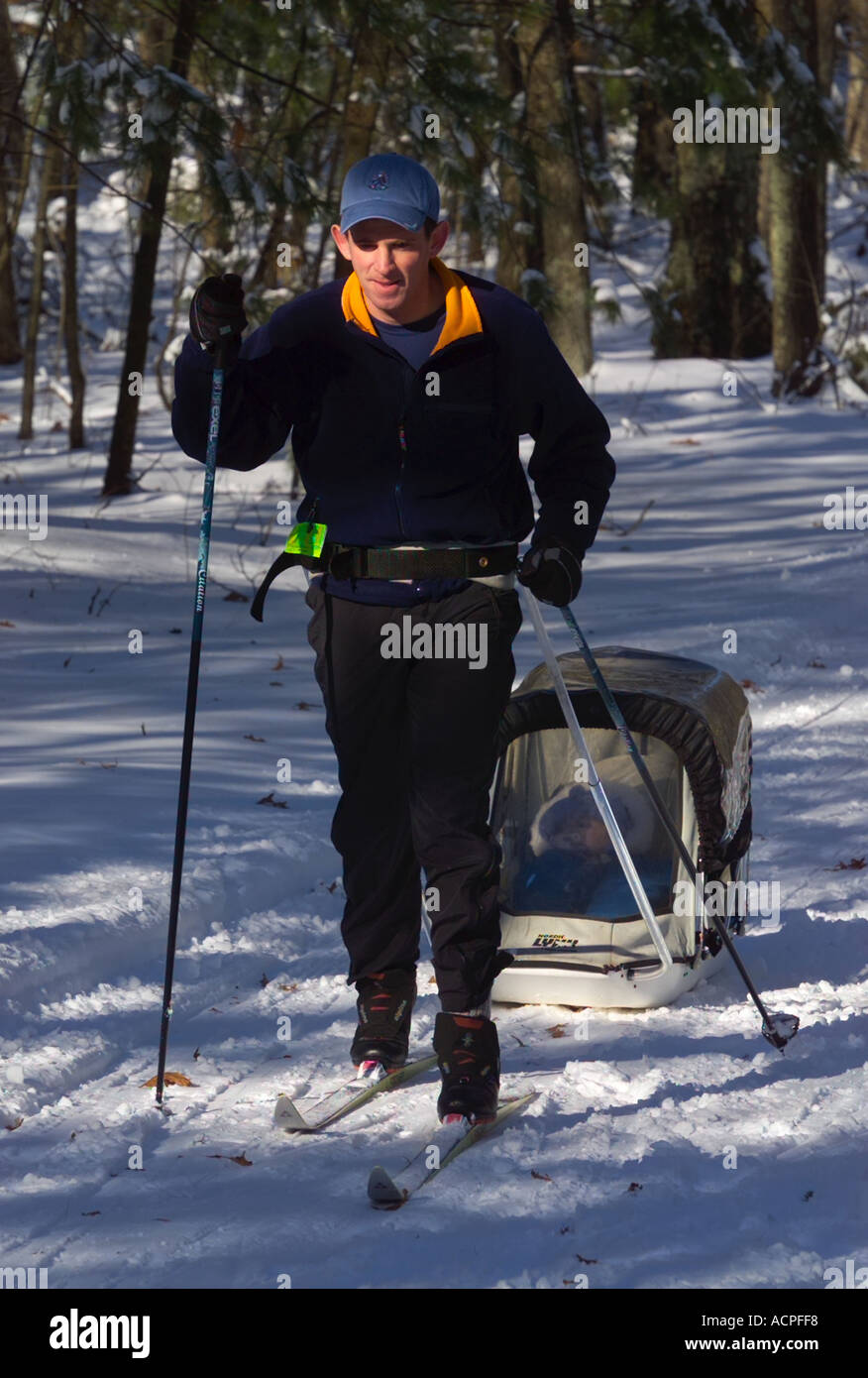 Ski Ski de fond avec porte-bébé d'être tiré Banque D'Images