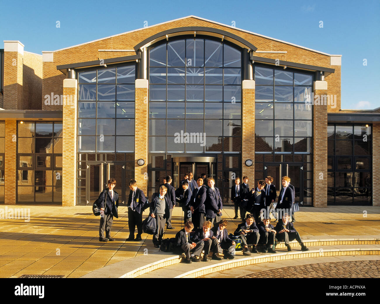Les garçons dans l'aire de jeu à la Leeds Grammar School Banque D'Images