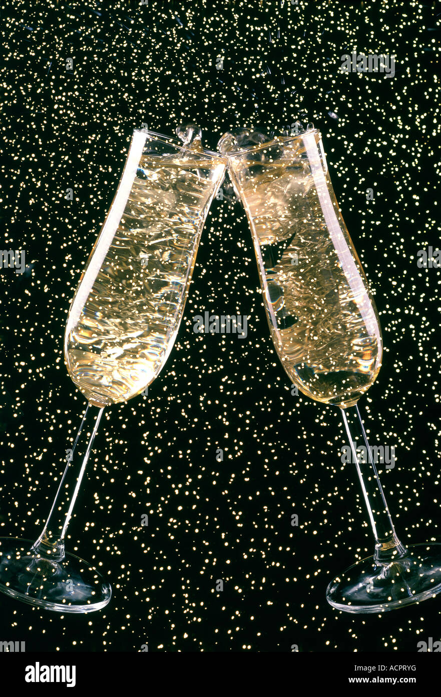 2 flûtes de champagne cliquant ensemble fond noir bulles Photo Stock - Alamy