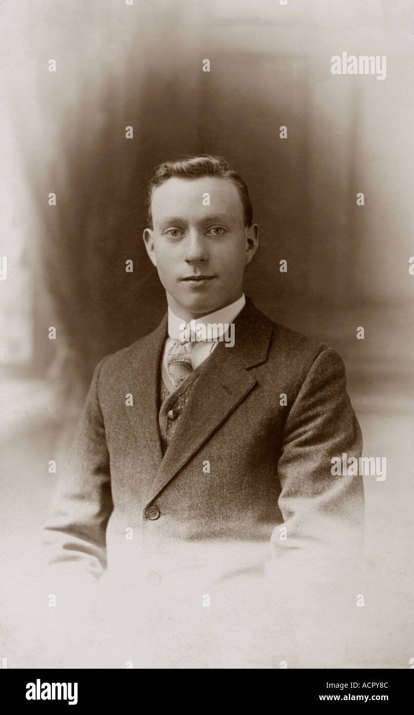 Portrait officiel du jeune homme édouardien au début des années 1900, vers 1912 Banque D'Images
