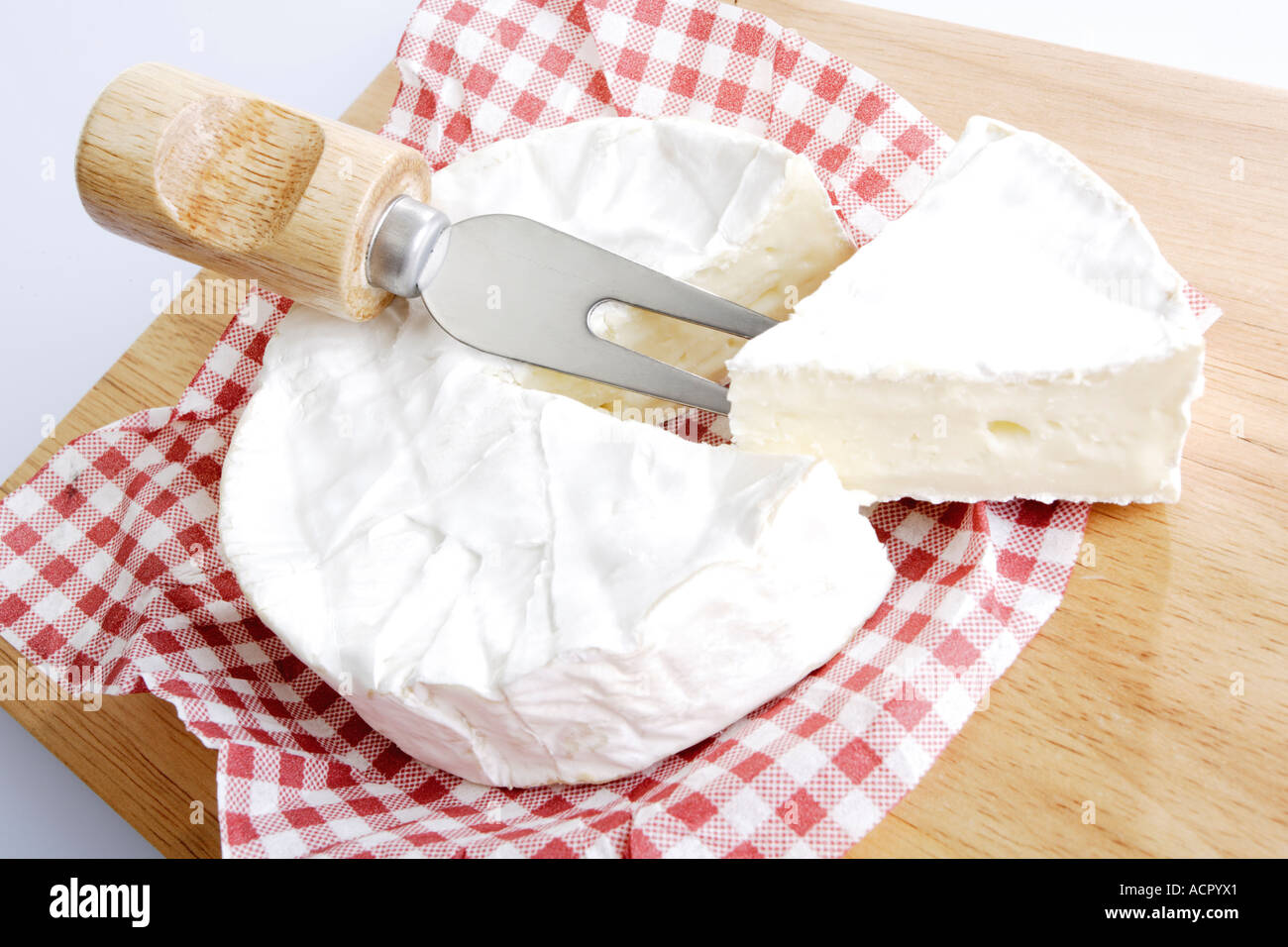 Camembert frais sur planche, elevated view Banque D'Images