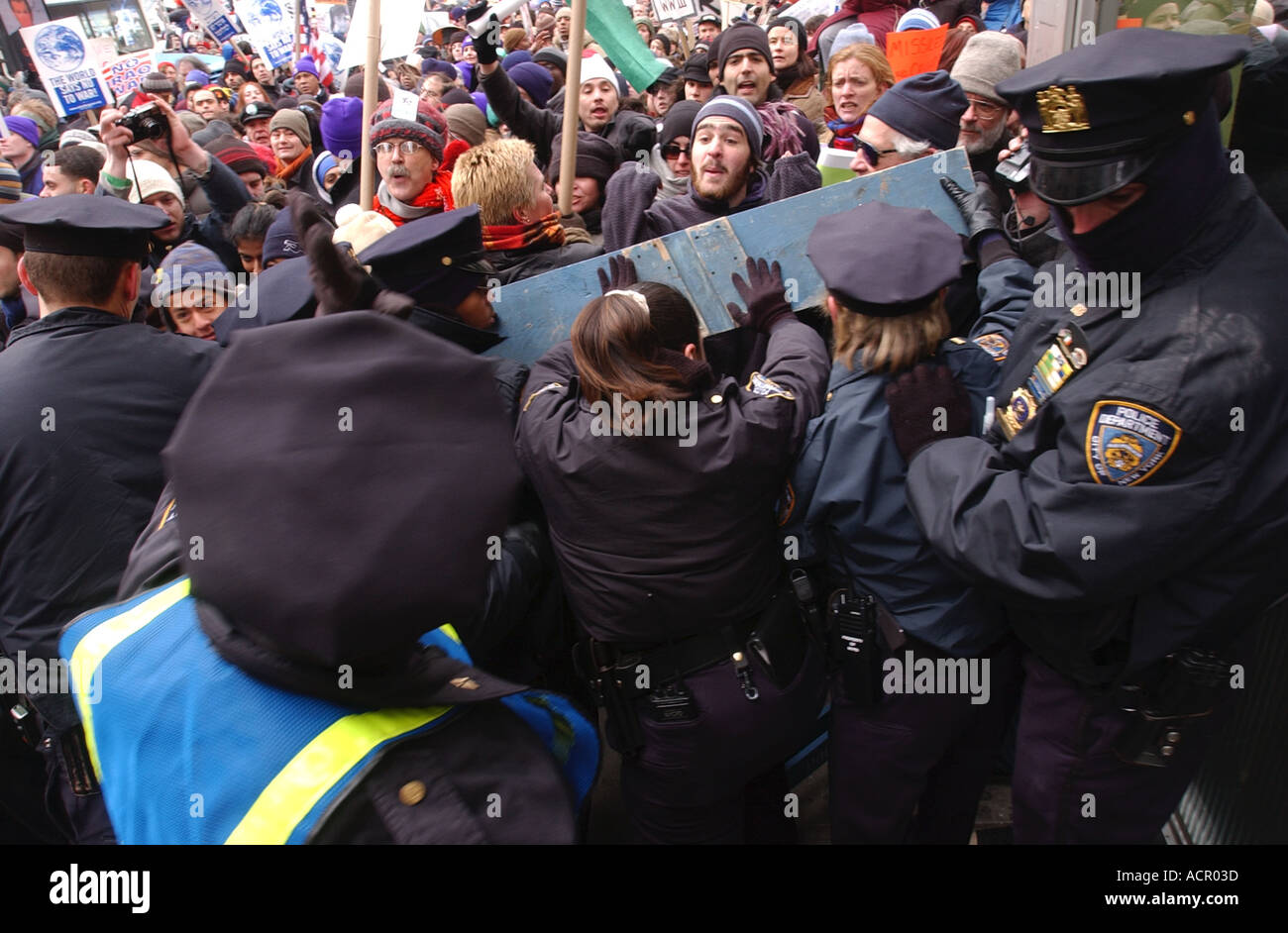 Les gens de la police anti-émeute avec bataille comme ils le cordon de police de tempête lors d'une guerre en Irak manifestation à New York City Banque D'Images