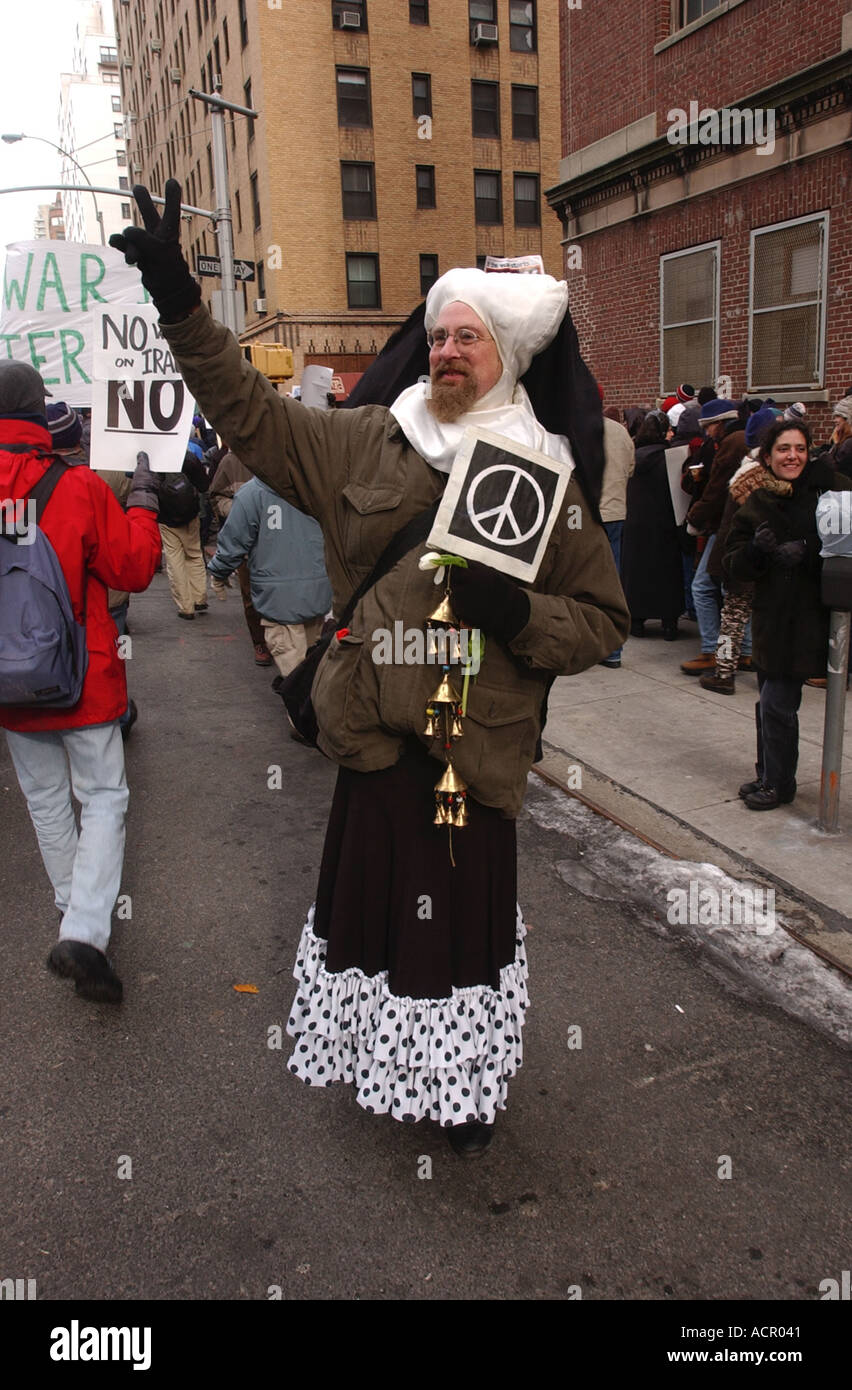 Manifestant vêtu comme une nonne protester pour protester contre la guerre en Iraq et aux États-Unis dans la ville de New York de protestation massive Banque D'Images