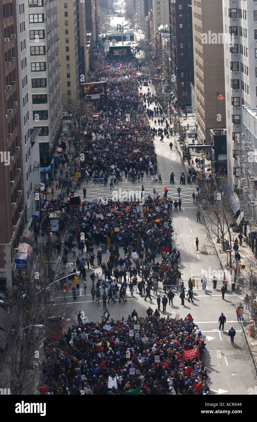 Des milliers de manifestants dans la ville de New York contre la guerre en Irak Banque D'Images