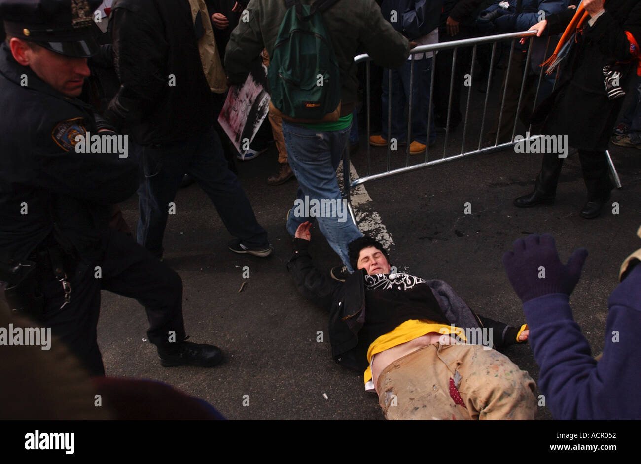 Manifestant entraînés par la police lors d'une manifestation pour protester contre la guerre des États-Unis et la guerre de l'Iraq à New York City Banque D'Images