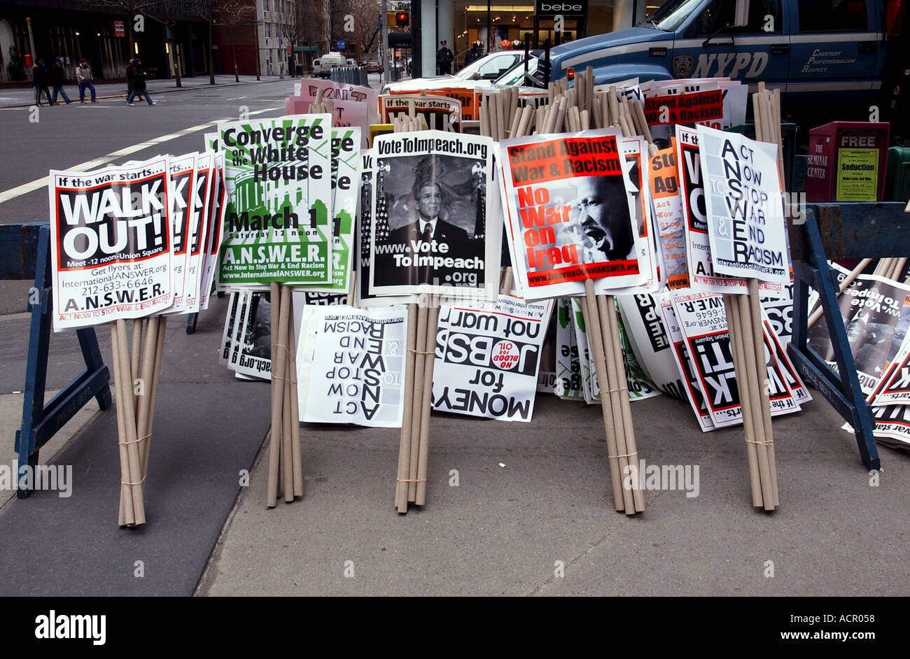 Des signes de protestation sur un trottoir avant new york massive protestation guerre en Irak Banque D'Images