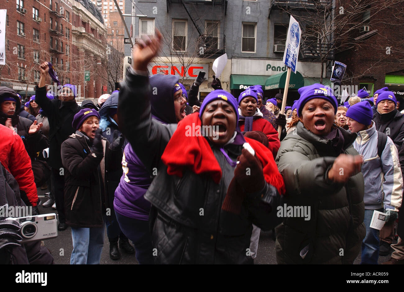 Manifestants et policiers protester pour protester contre la guerre en Iraq et aux États-Unis dans la ville de New York de protestation massive Banque D'Images