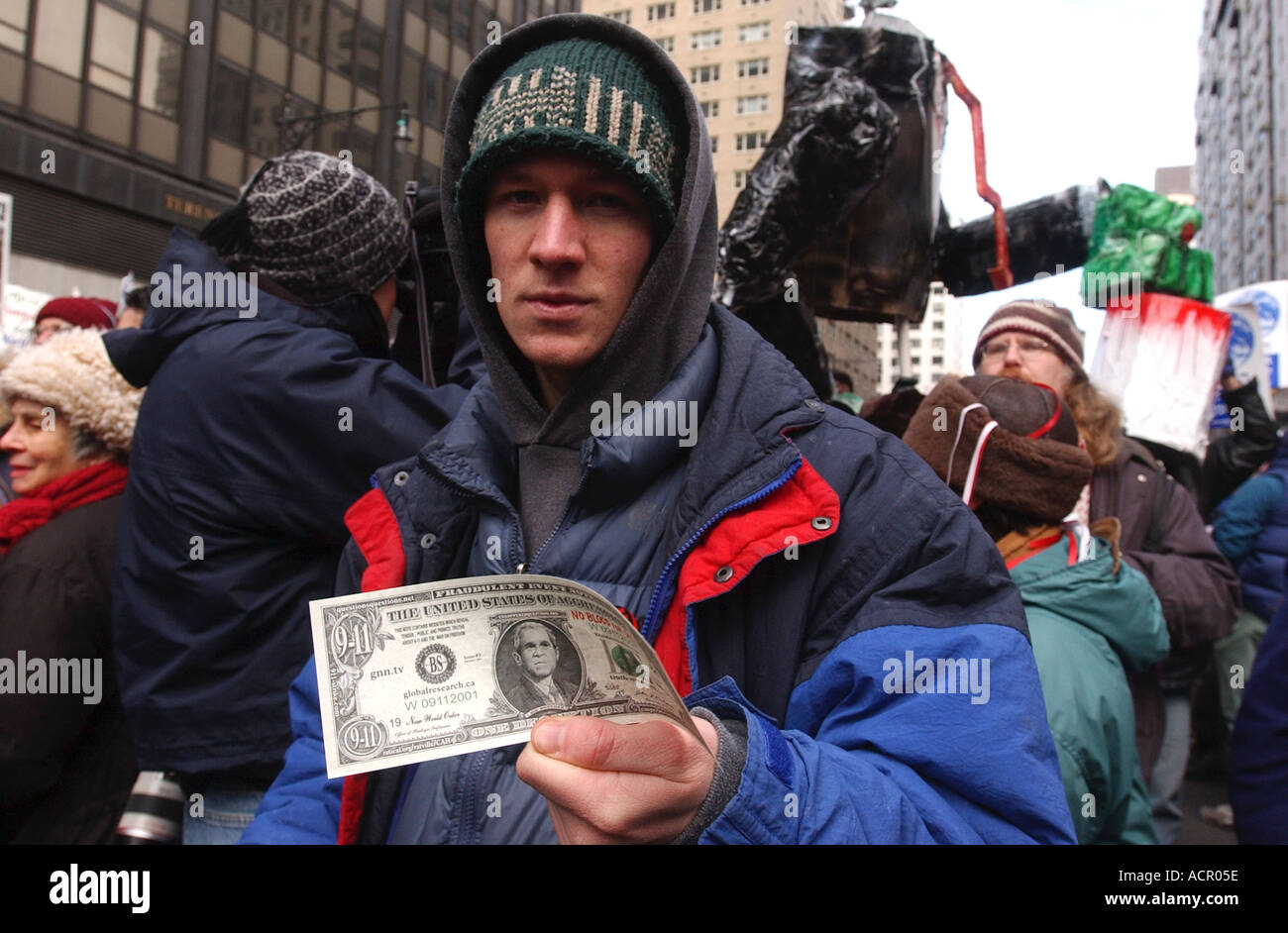 Homme avec George W Bush dollar bill note de protestation contre la guerre des États-Unis et la guerre en Irak dans la ville de New York de protestation massive Banque D'Images