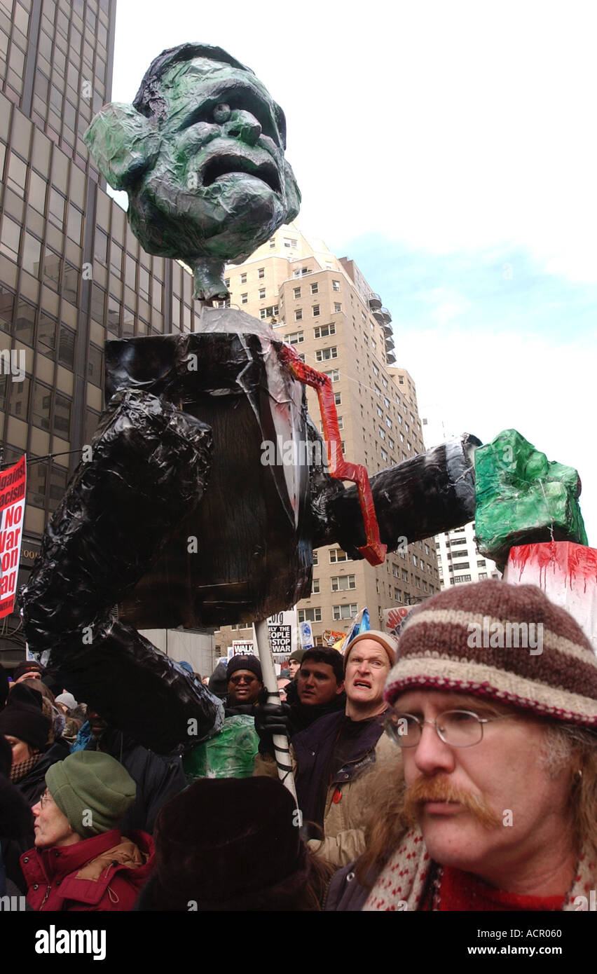 Les manifestants protestent contre la guerre en Iraq et aux États-Unis dans la ville de New York de protestation massive Banque D'Images