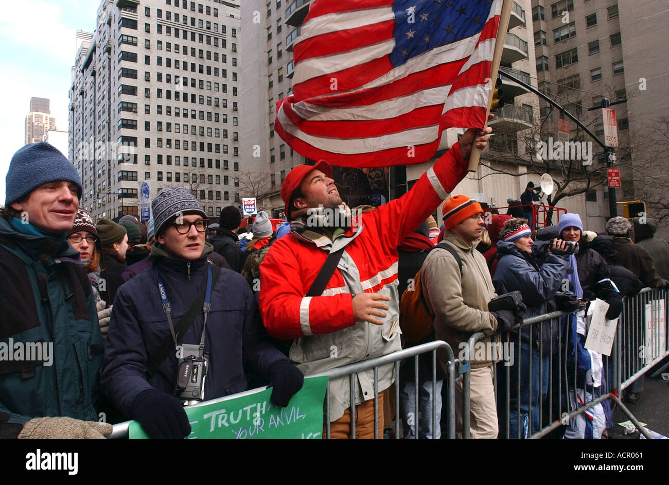 Man holding up drapeau américain pendant la guerre massive aniti rassemblement à New York City Banque D'Images