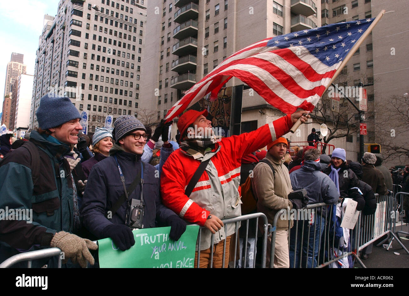 Man holding up drapeau américain pendant la guerre anti massive manifestation à New York City Banque D'Images