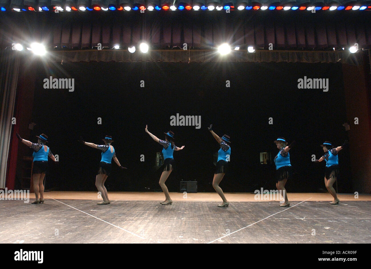 Les citoyens aînés effectuant dans un musical récital de danse show tunes Banque D'Images