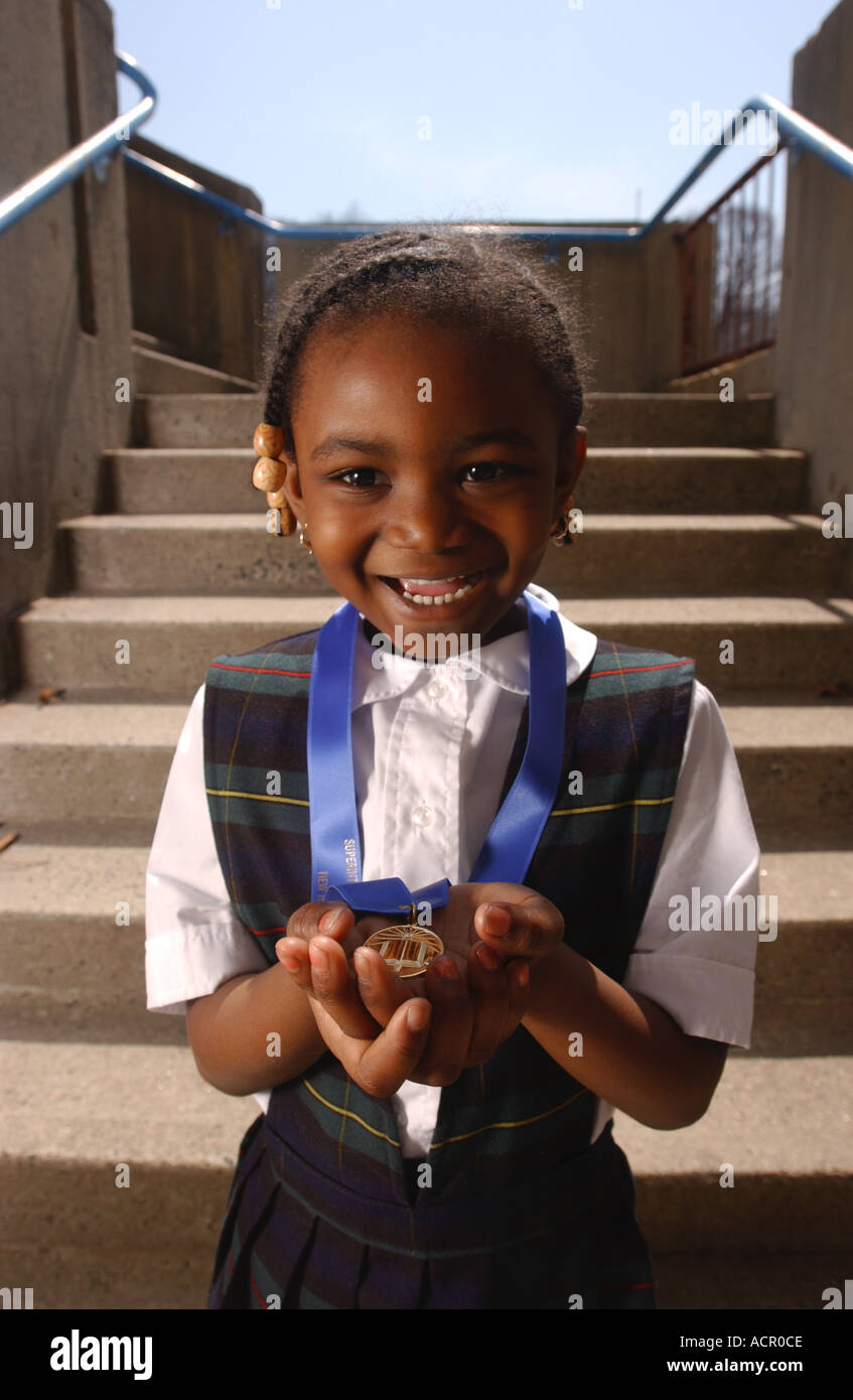 Petite fille avec l'étudiant pour le prix concours de poésie nationale Banque D'Images